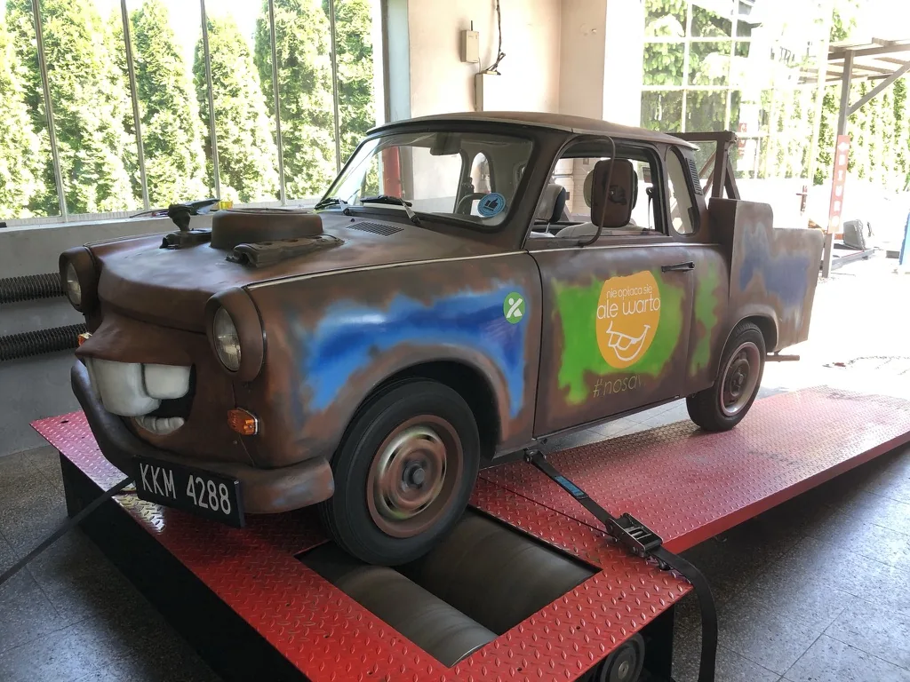 Samochód na rolkach hamowni w warsztacie podkrecimy.pl